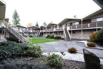 Highlander Apartments in Shoreline, WA - Building Photo - Building Photo