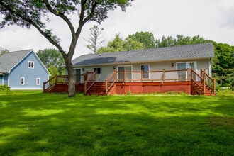 1315 Lakeview Rd in West Bend, WI - Building Photo - Building Photo