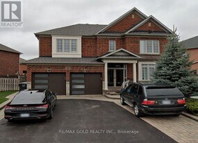 52 St Hubert Dr in Brampton, ON - Building Photo