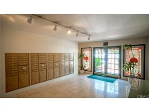330 S Mentor Ave in Pasadena, CA - Building Photo - Building Photo
