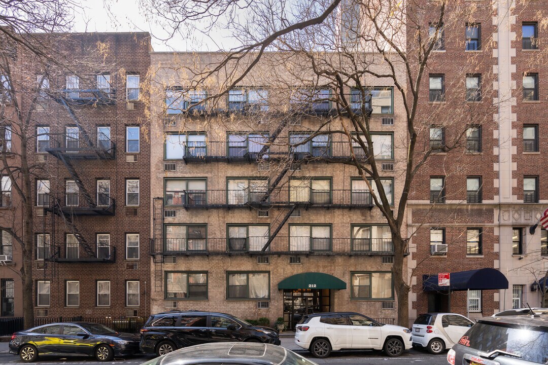 212 E 77th St in New York, NY - Building Photo