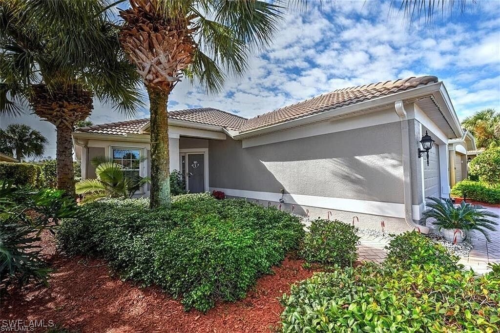 10018 Oakhurst Way in Ft. Myers, FL - Building Photo