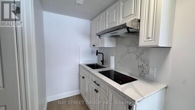 5731 Stanley Ave in Niagara Falls, ON - Building Photo - Building Photo