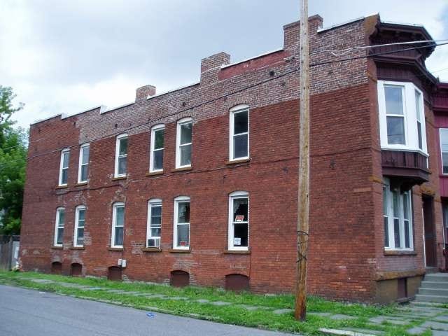 2401 Broadway in Watervliet, NY - Foto de edificio - Building Photo