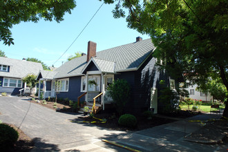 2305-2315 SE Ash St in Portland, OR - Building Photo - Building Photo