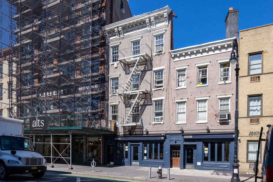 575 Hudson St in New York, NY - Building Photo