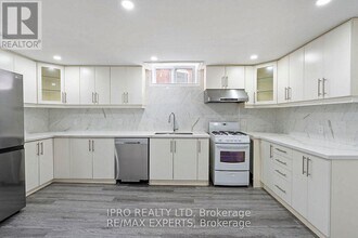30 Larchwood Pl in Brampton, ON - Building Photo - Building Photo