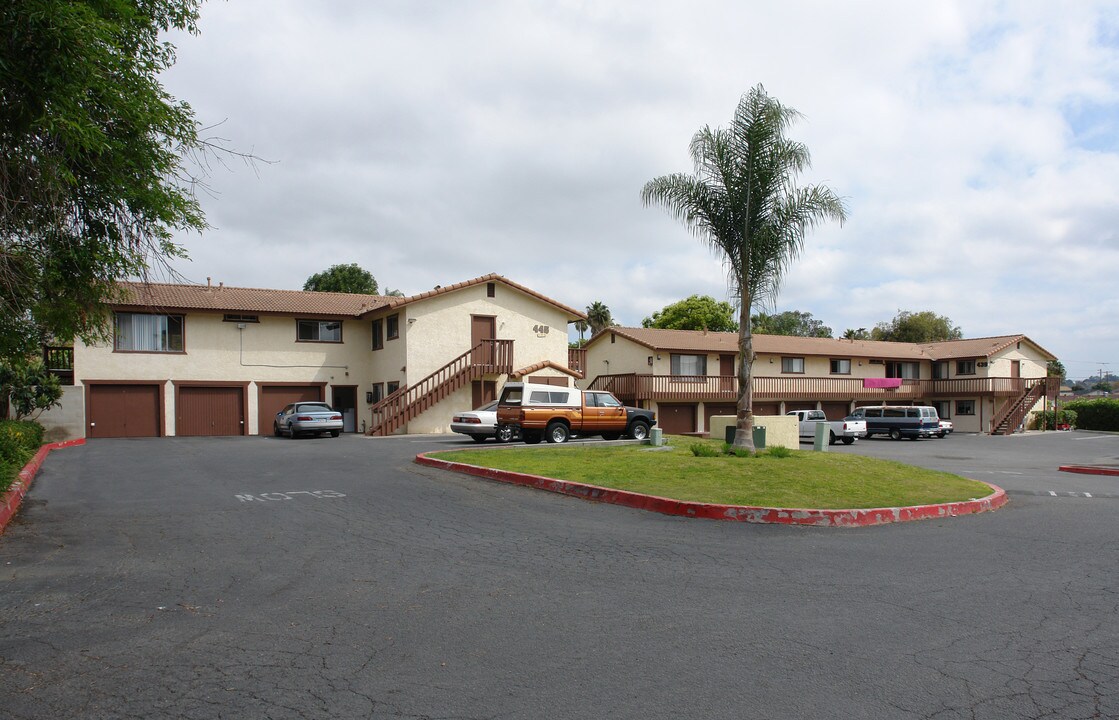 433-445 W California Ave in Vista, CA - Building Photo