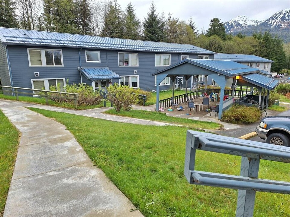 1050 Salmon Creek Ln in Juneau, AK - Building Photo