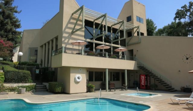 Oakbrook Apartments in Modesto, CA - Building Photo