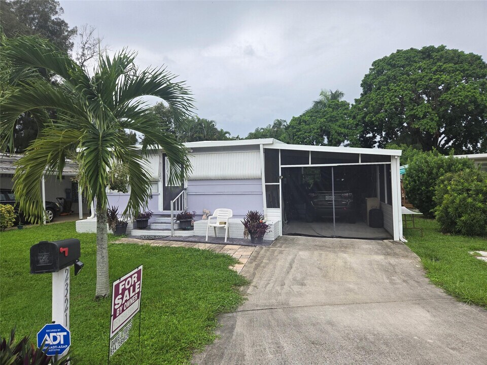 2321 SW 87th Terrace in Davie, FL - Building Photo