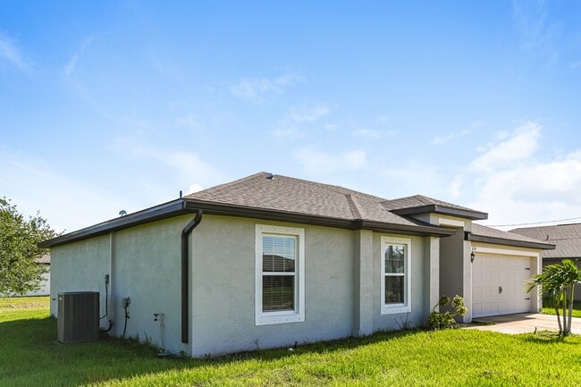 879 Youngreen Dr in Ft. Myers, FL - Foto de edificio - Building Photo