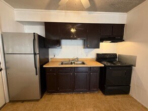 924 Pecan St in Seguin, TX - Building Photo - Building Photo