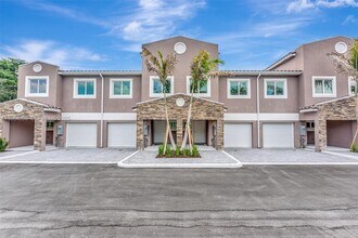 1563 NW 94th Way in Coral Springs, FL - Building Photo - Building Photo