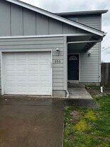 858-860 S 9th St in Harrisburg, OR - Building Photo