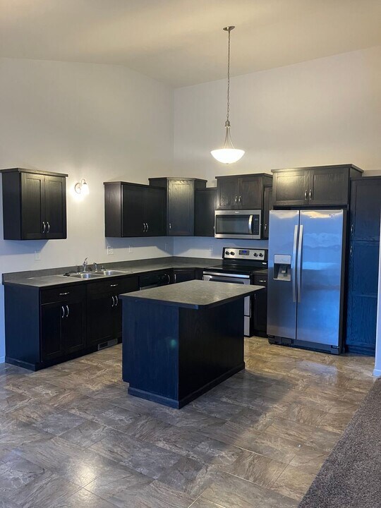 2262 35th St S Cir in Moorhead, MN - Building Photo