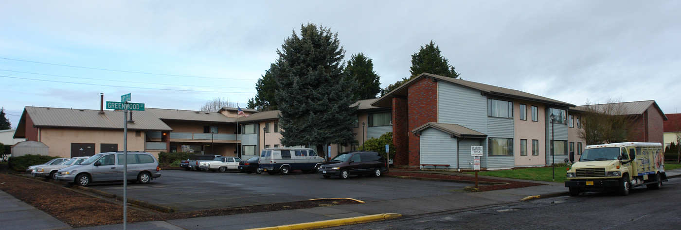 Lindeborg Place in Junction City, OR - Building Photo