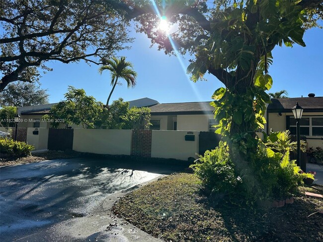 13846 Kendale Lakes Dr in Miami, FL - Building Photo - Building Photo