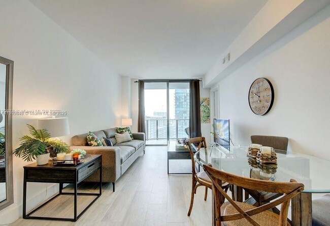 121 NE 34th St in Miami, FL - Building Photo - Building Photo