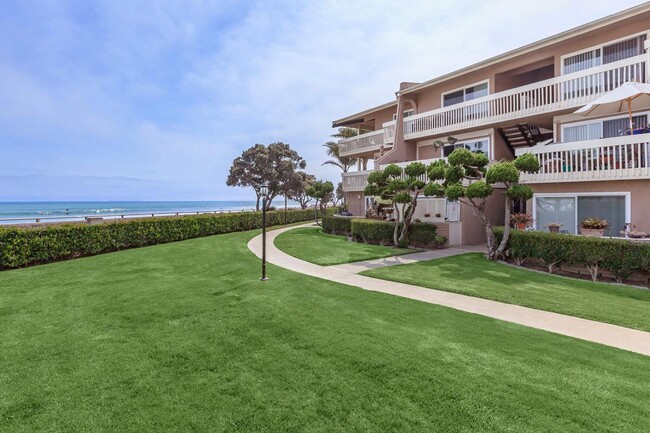 Beachfronter Townhome Apartments in Ventura, CA - Foto de edificio - Building Photo