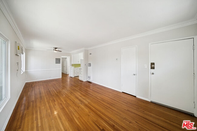 7571 Willoughby Ave in West Hollywood, CA - Foto de edificio - Building Photo