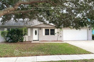 12332 Monarch Cir in Seminole, FL - Building Photo