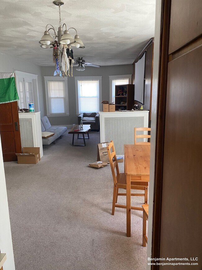 20 Benton Rd, Unit 2 in Medford, MA - Foto de edificio - Building Photo