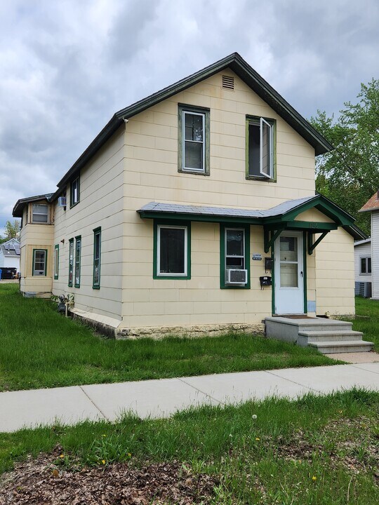 186 E Howard St in Winona, MN - Building Photo