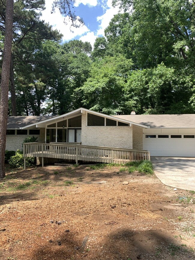 1714 S Johnson Ferry Rd NE in Brookhaven, GA - Foto de edificio - Building Photo