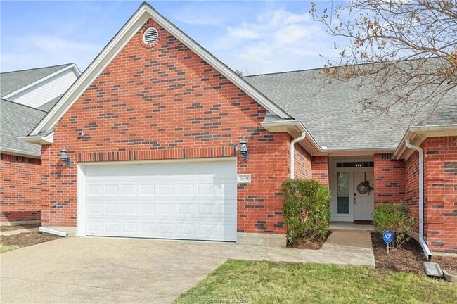 Adorable 3 Bed/2Bath Townhome Pre-Leasing in College Station, TX - Building Photo - Building Photo
