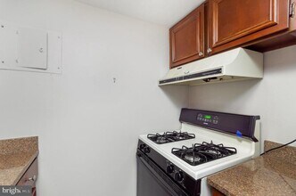 1300 Army Navy Dr in Arlington, VA - Foto de edificio - Building Photo