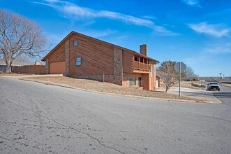 1519 Lexington Ave in Clinton, OK - Foto de edificio - Building Photo