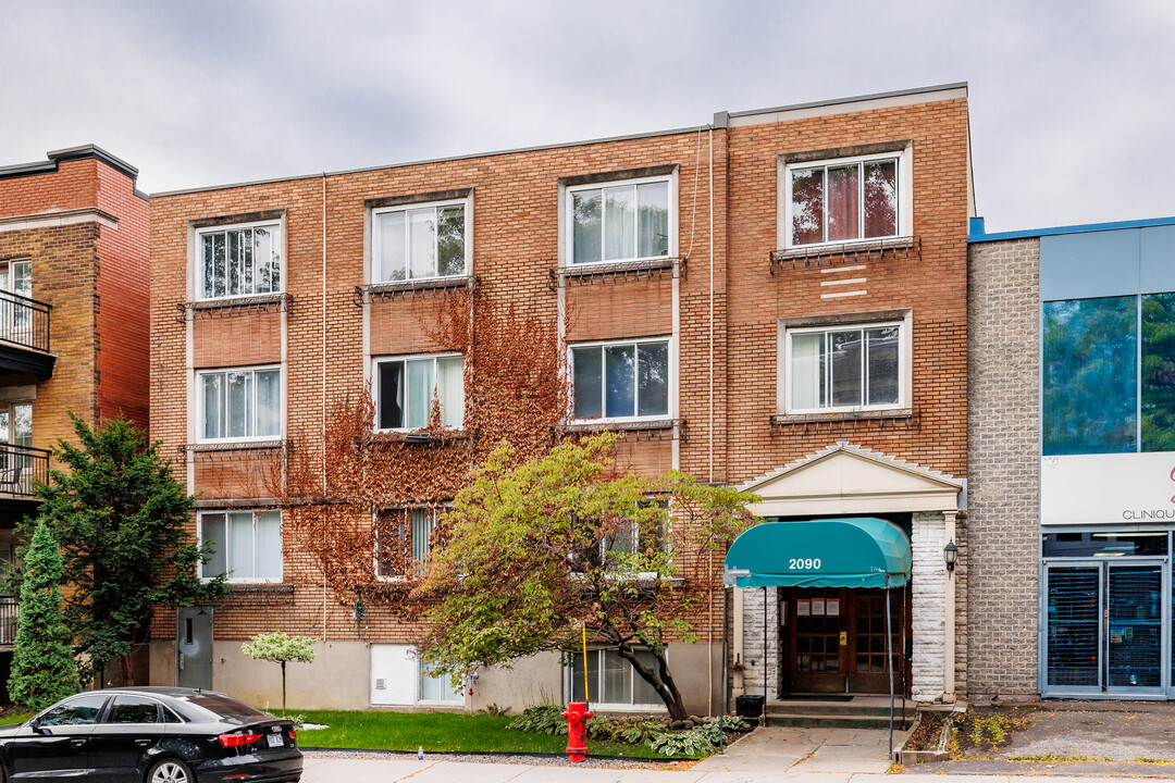 2090 Décarie Boul in Montréal, QC - Building Photo