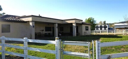 10750 Union St in Cherry Valley, CA - Foto de edificio - Building Photo