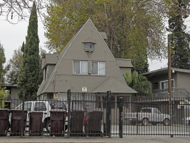 2539-2543 E 16th St in Oakland, CA - Foto de edificio - Building Photo