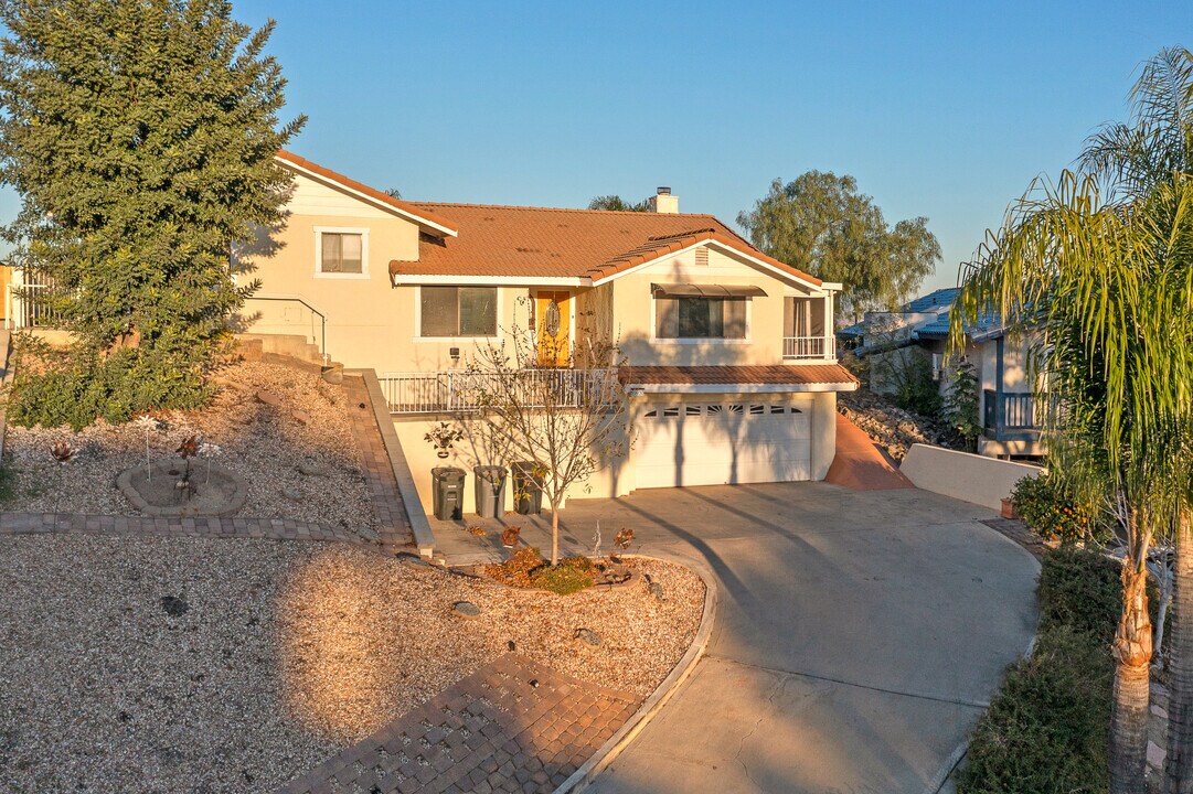 29930 Mayflower Dr in Canyon Lake, CA - Foto de edificio