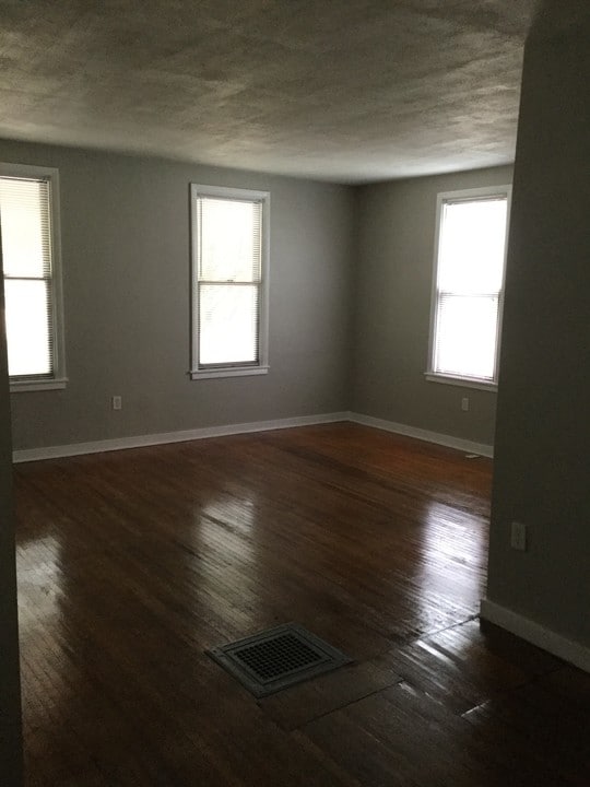 117 E Morgan St in Dixon, IL - Building Photo