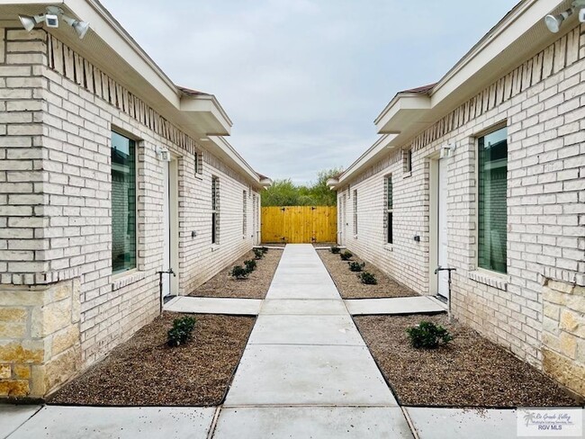 1405 W Garfield Ave, Unit 4BE in Alton, TX - Building Photo - Building Photo