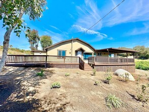 360 Wilshire Rd in Oceanside, CA - Foto de edificio - Building Photo