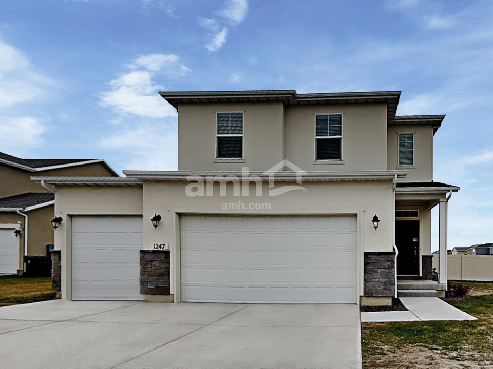 1247 E Meadow Ranch Ln in Saratoga Springs, UT - Foto de edificio