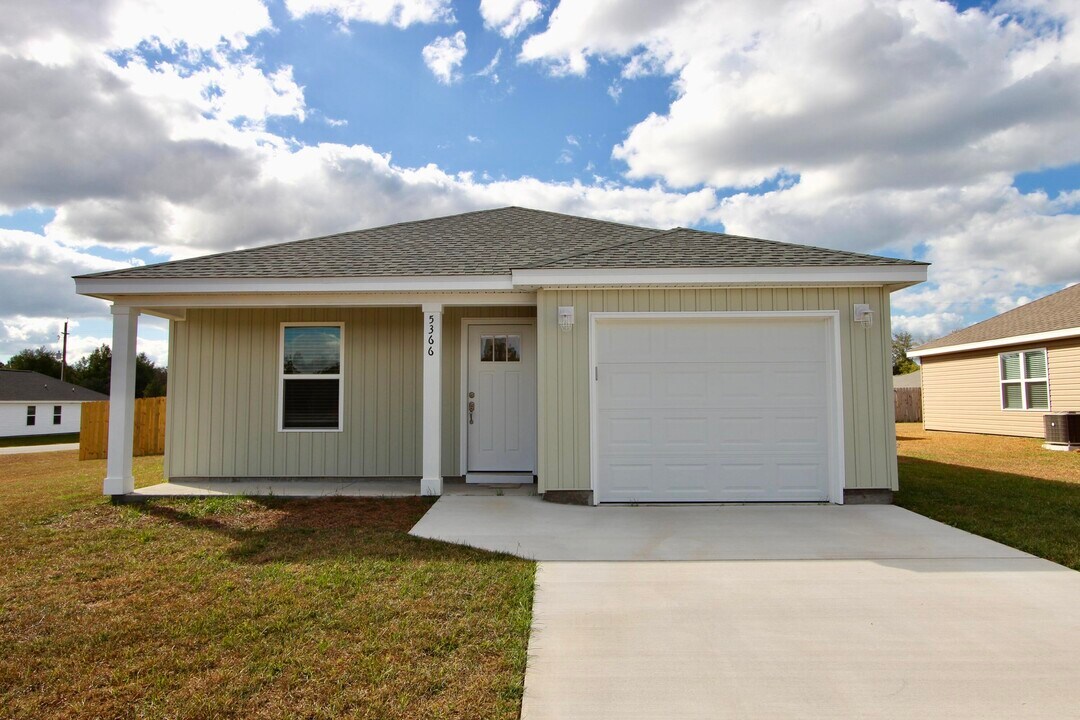 5366 Highview Dr in Crestview, FL - Building Photo
