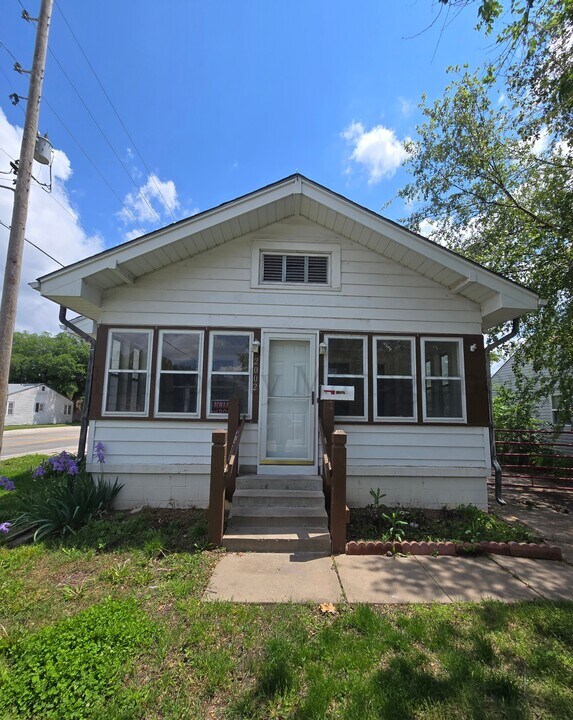 2002 S St Francis Ave in Wichita, KS - Building Photo