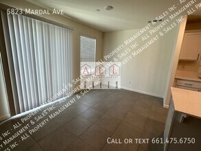 5823 Mardal Ave in Bakersfield, CA - Foto de edificio - Building Photo