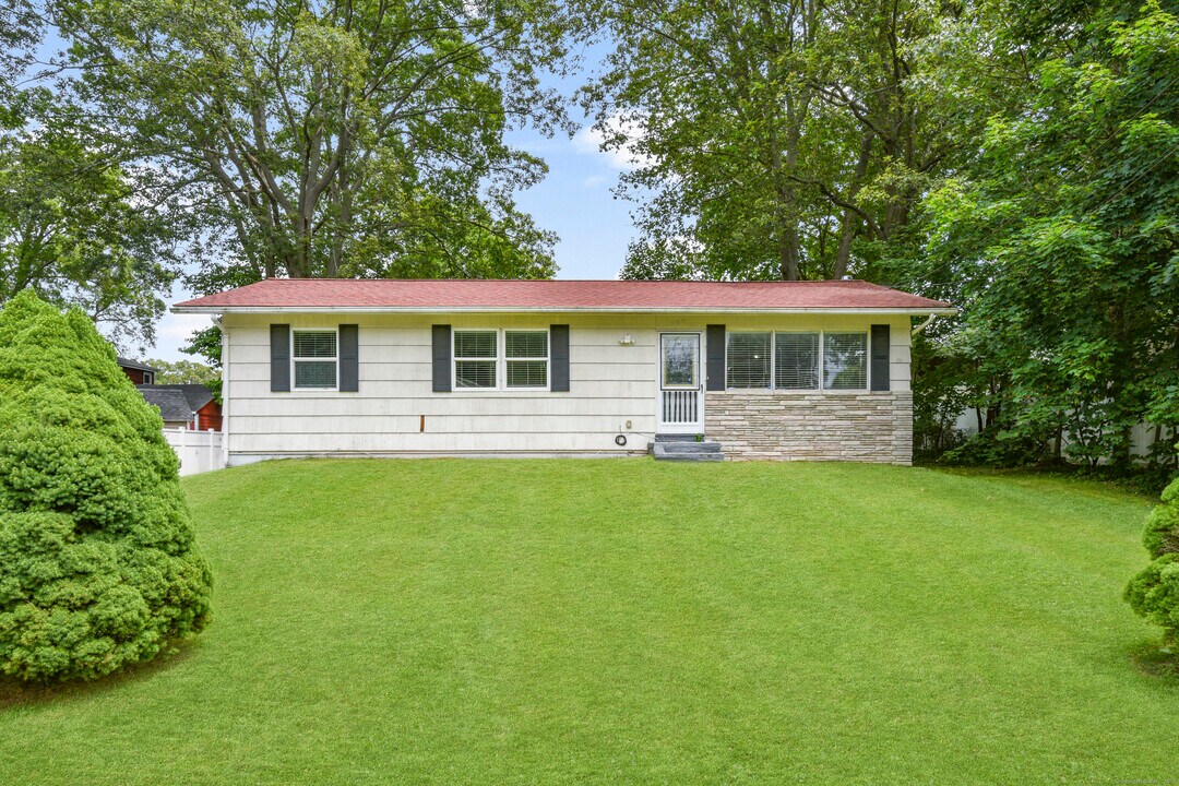 198 Macon Dr in Bridgeport, CT - Building Photo