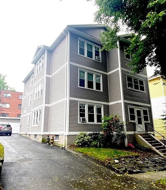 25 Bridgeport St in Worcester, MA - Building Photo