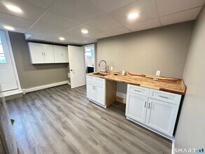 40 Oak St in Windsor Locks, CT - Building Photo - Building Photo