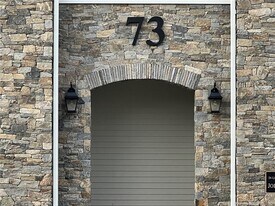 73 W Main St in Clinton, CT - Building Photo
