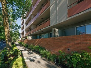 Irvington Apartments in Portland, OR - Building Photo - Building Photo