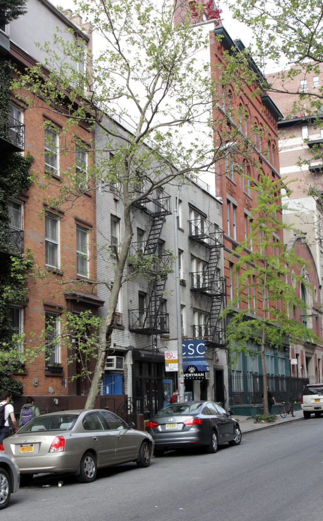 136 E 13th St in New York, NY - Foto de edificio - Building Photo