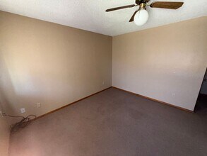 921 W 15th Ln in Portales, NM - Building Photo - Building Photo